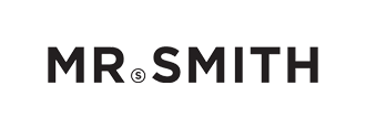 Het betreft een logo met de tekst 'MR. SMITH' uitgevoerd in witte letters op een donkere achtergrond, met een gestileerd bloemmotief bij de letter 'M'.