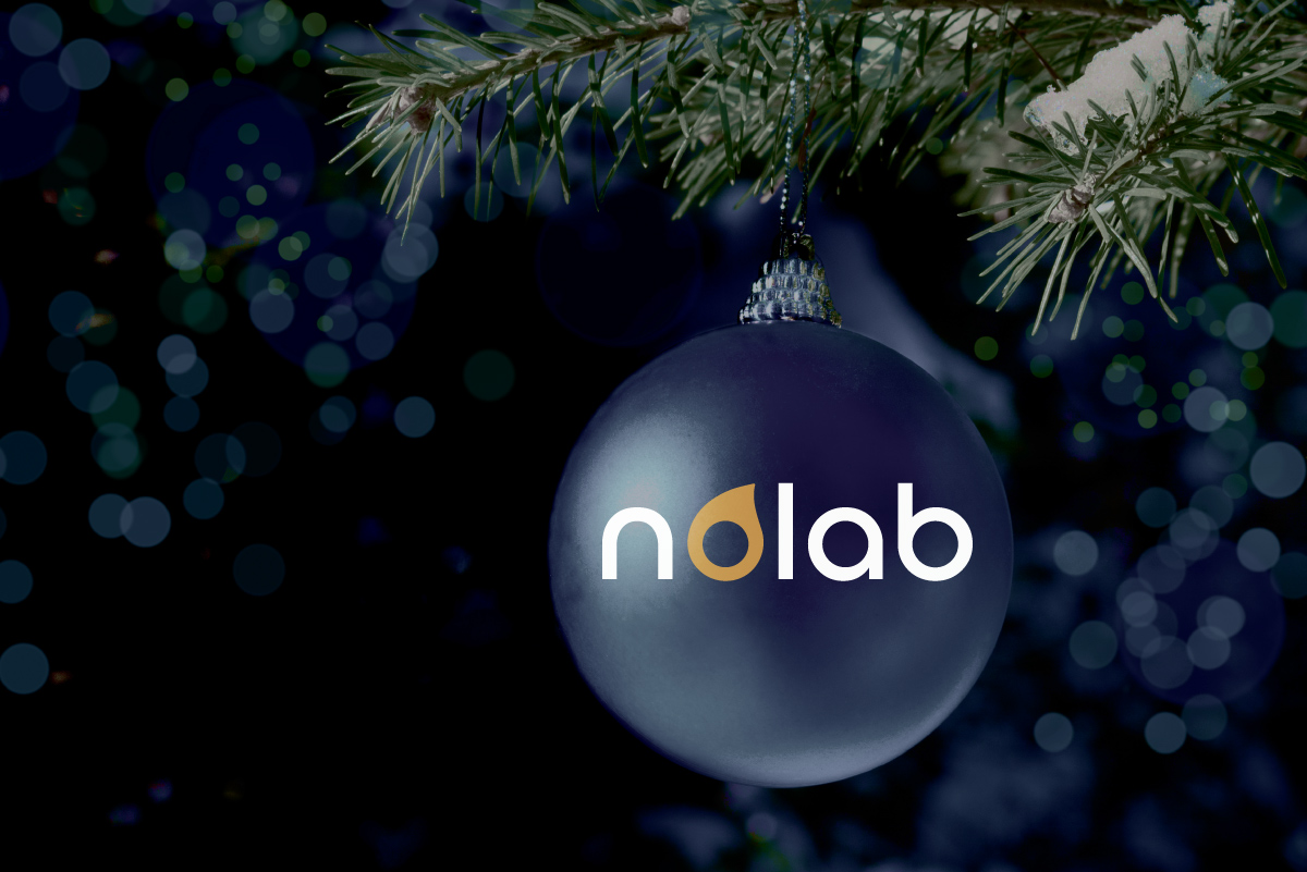 En julekule med logoen til Nolab