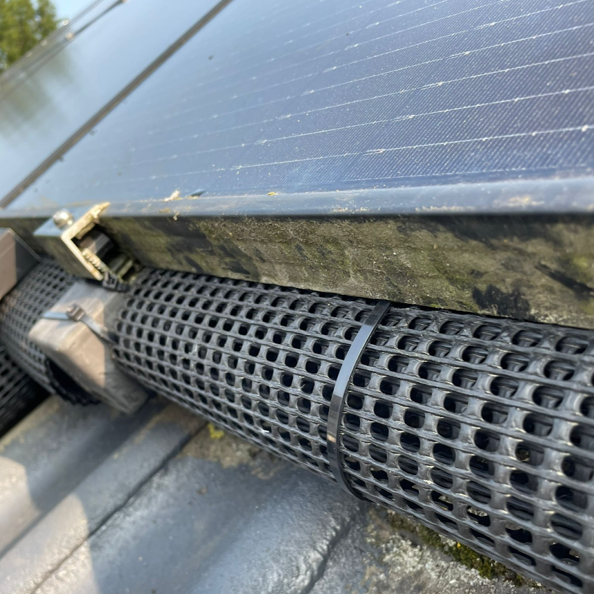 Vogels kunnen schade veroorzaken aan uw zonnepanelen en dakconstructie. Wij bieden vogelwering die uw panelen beschermt en hun rendement behoudt. 