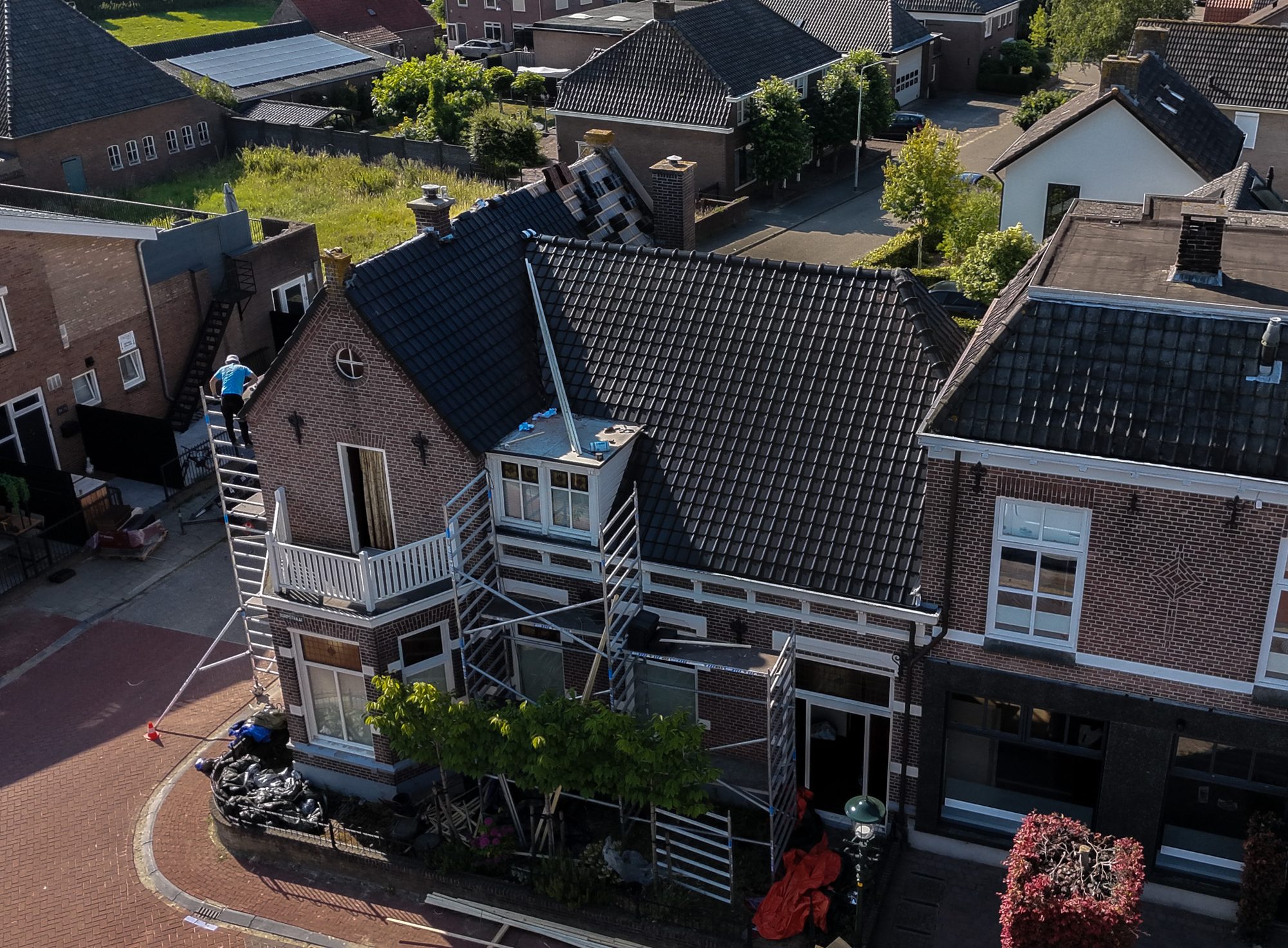 Is uw dak verouderd of beschadigd? Wij verzorgen complete dakrenovaties voor zowel platte als hellende daken.
