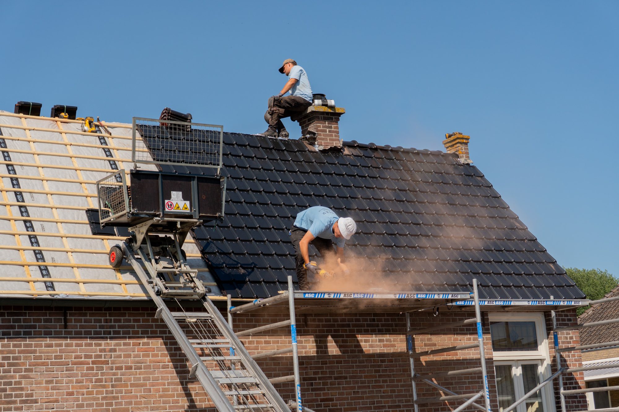 Goede dakisolatie helpt warmte binnen te houden en voorkomt tocht. Wij helpen u besparen op energiekosten.