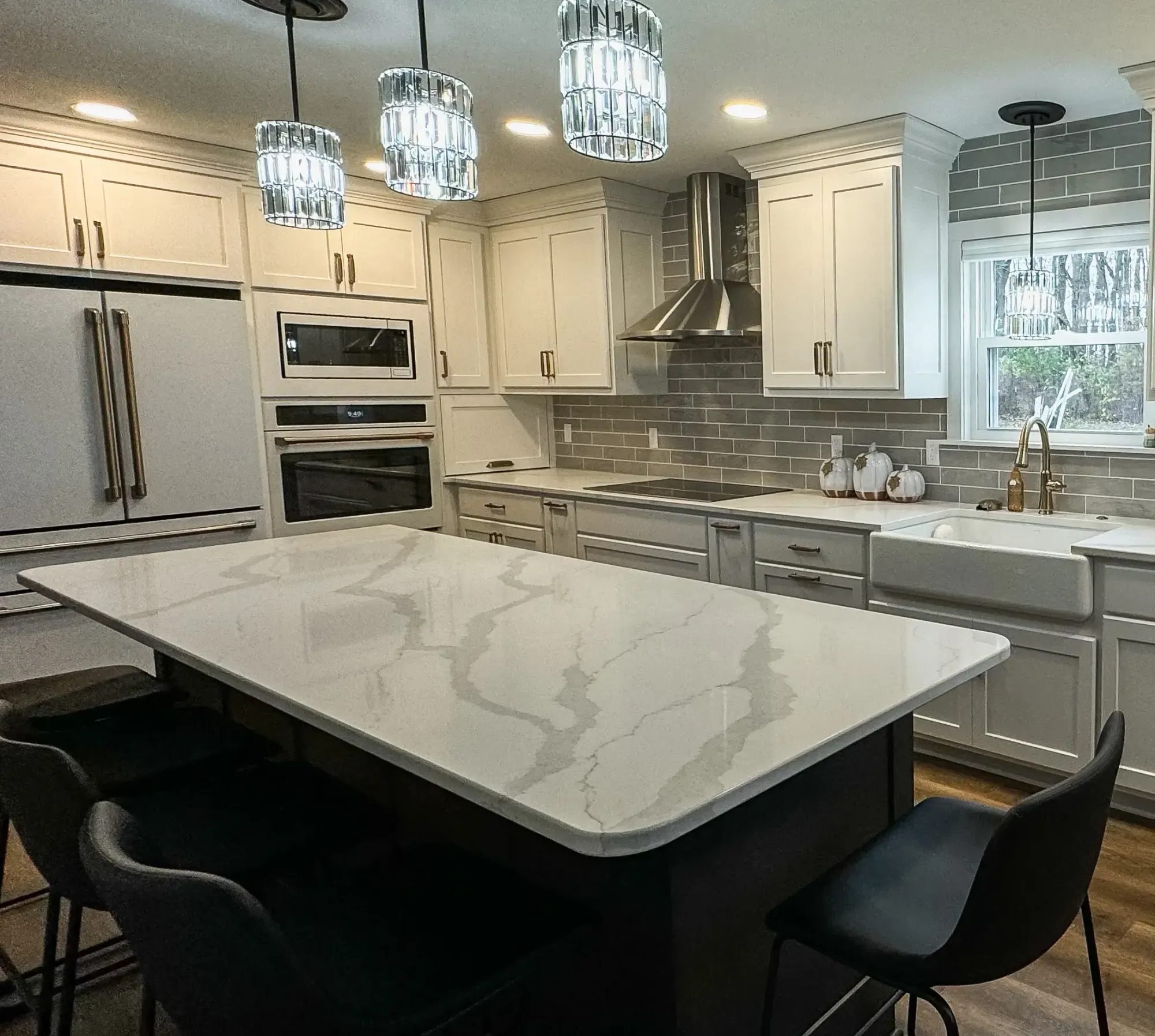 white kitchen quartz counter