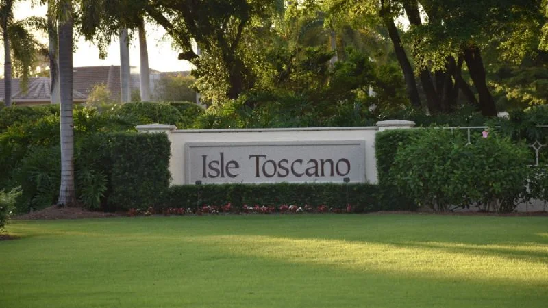Isle Toscano is an interior, quiet neighborhood of 18 luxury estate homes featuring stunning lake and Palm Course golf views. Mediterranean elegance and privacy define this exclusive enclave, which have homes ranging from 5,000 sq. ft - 11,780 sq.ft. and on .60 - 1.13 acre lots.