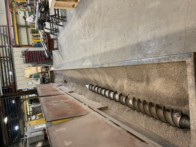 feedscrew resting in tank of vermiculite
