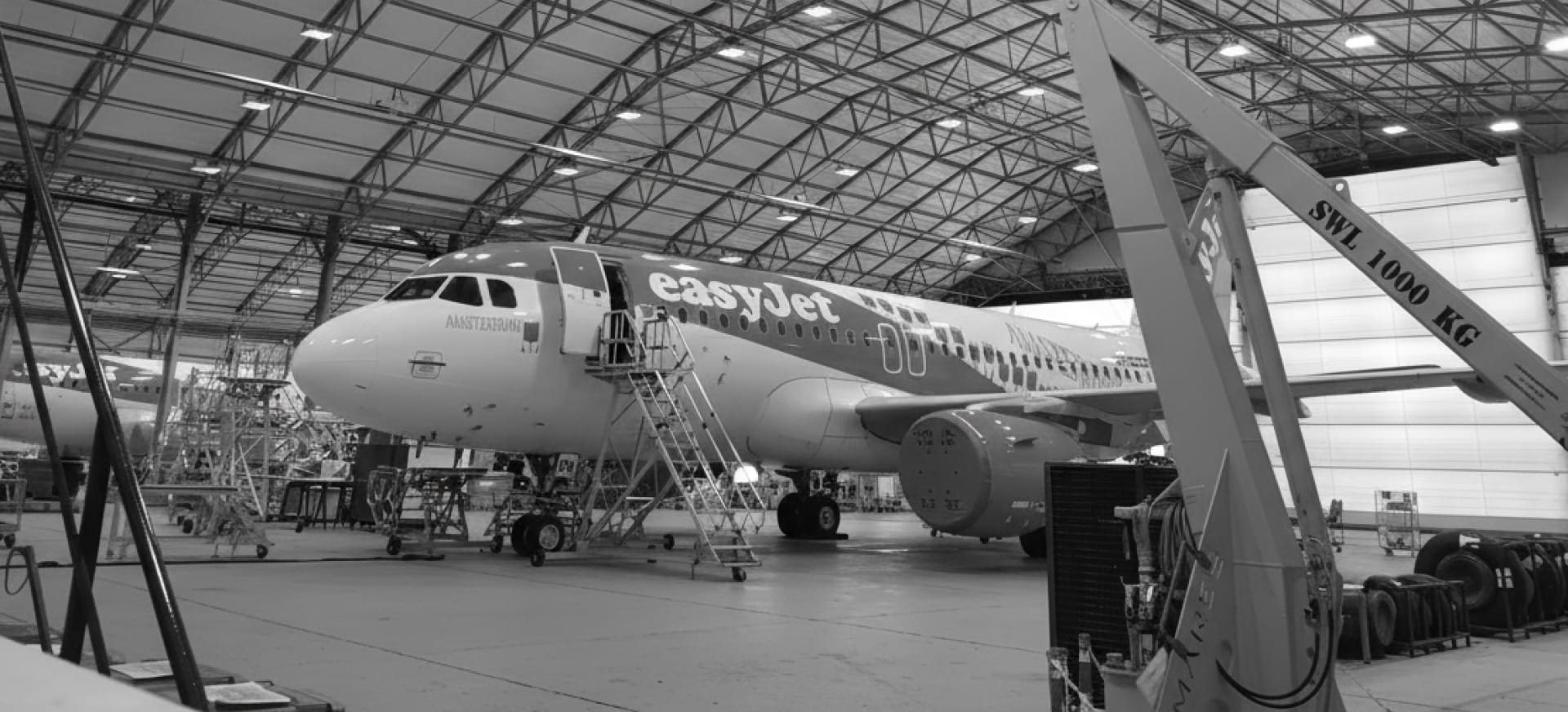 Air hanger with Easyjet aircraft