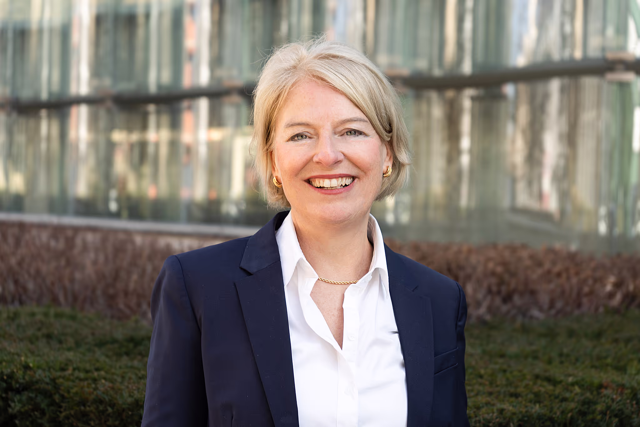 Christa Janjic Marti, Finanzberaterin, vor einem neutralen Hintergrund.