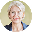 Christa Janjic Marti, Finanzberaterin, vor einem neutralen Hintergrund.