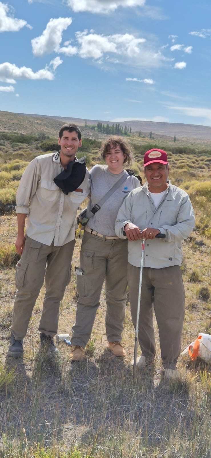 Integrantes del equipo técnico en el campo durante la campaña de relevamiento