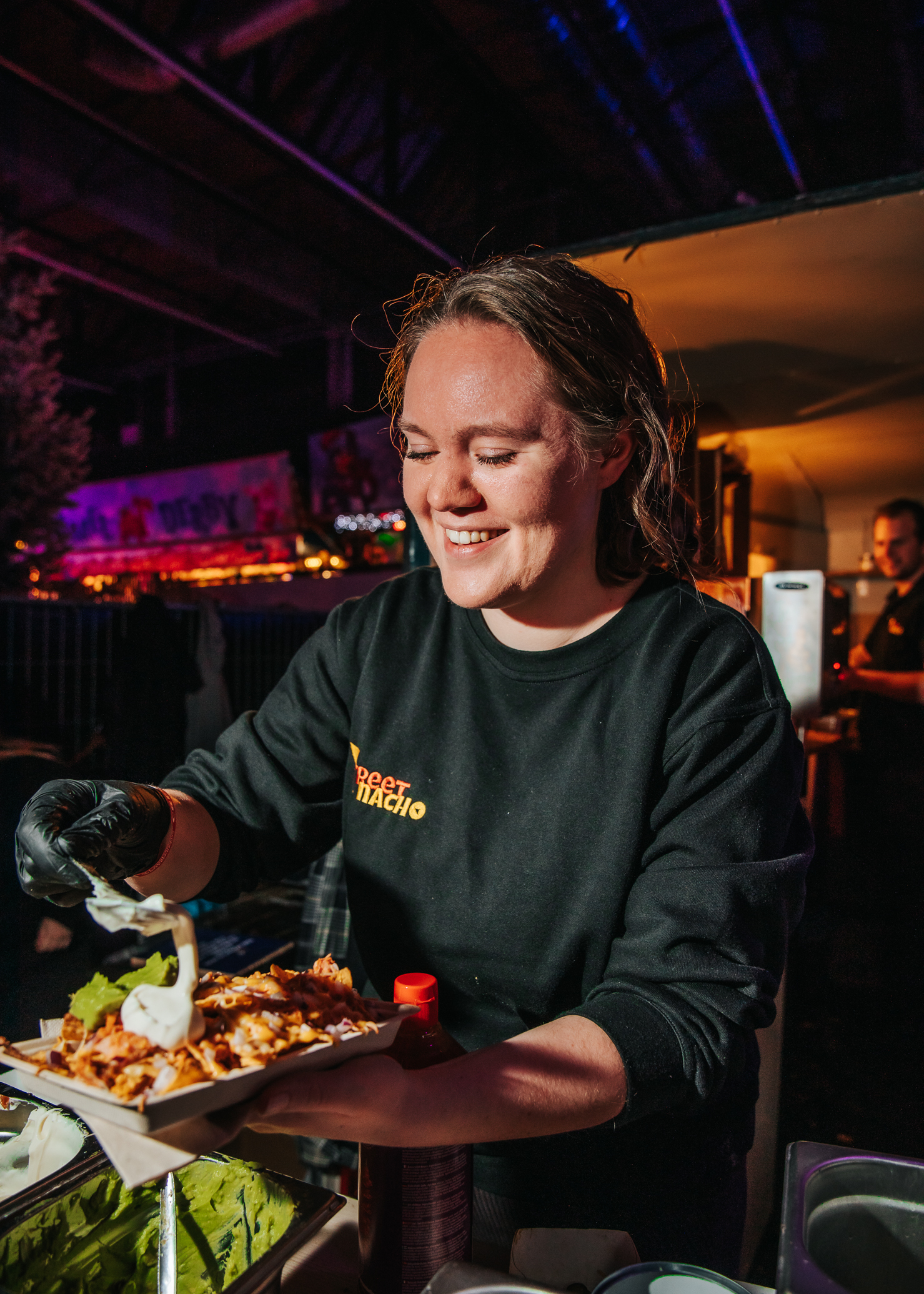 Linda die saus schept op een nacho