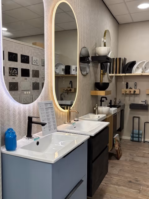 Rij met badkamer meubels met spiegels