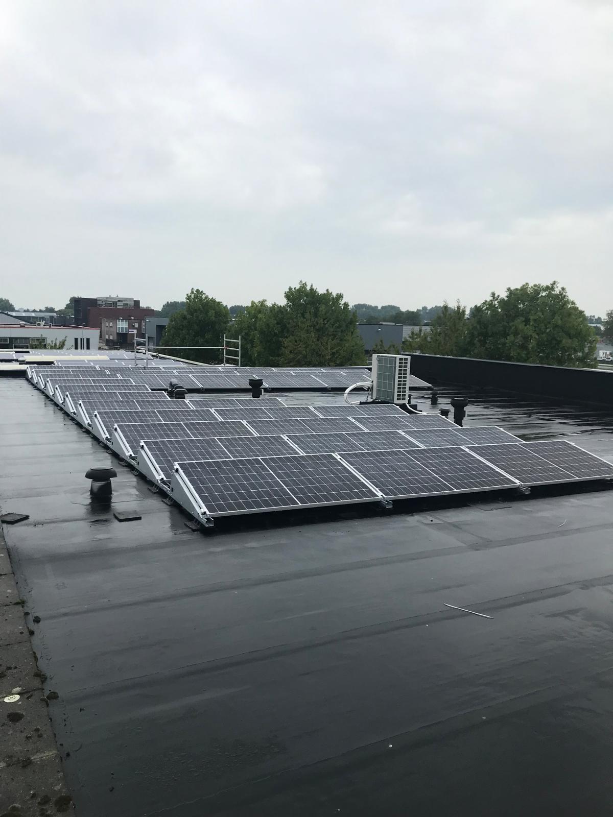 Zonne panelen op plat dak van bedrijfspand
