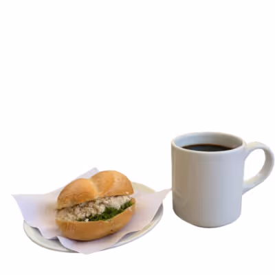 Café o bebida caliente + 1 pan con palta, mixto o con pollo