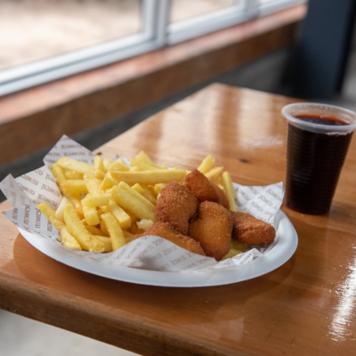 Nuggets con vaso de refresco