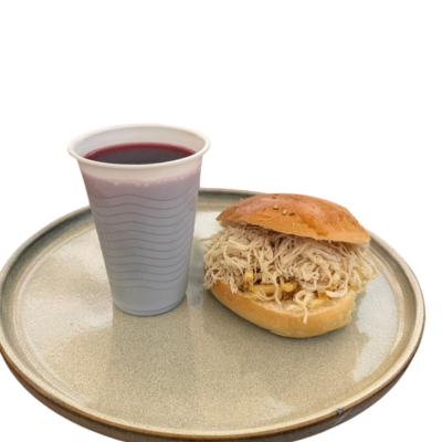 Pan con pollo + chicha o Maracuyá