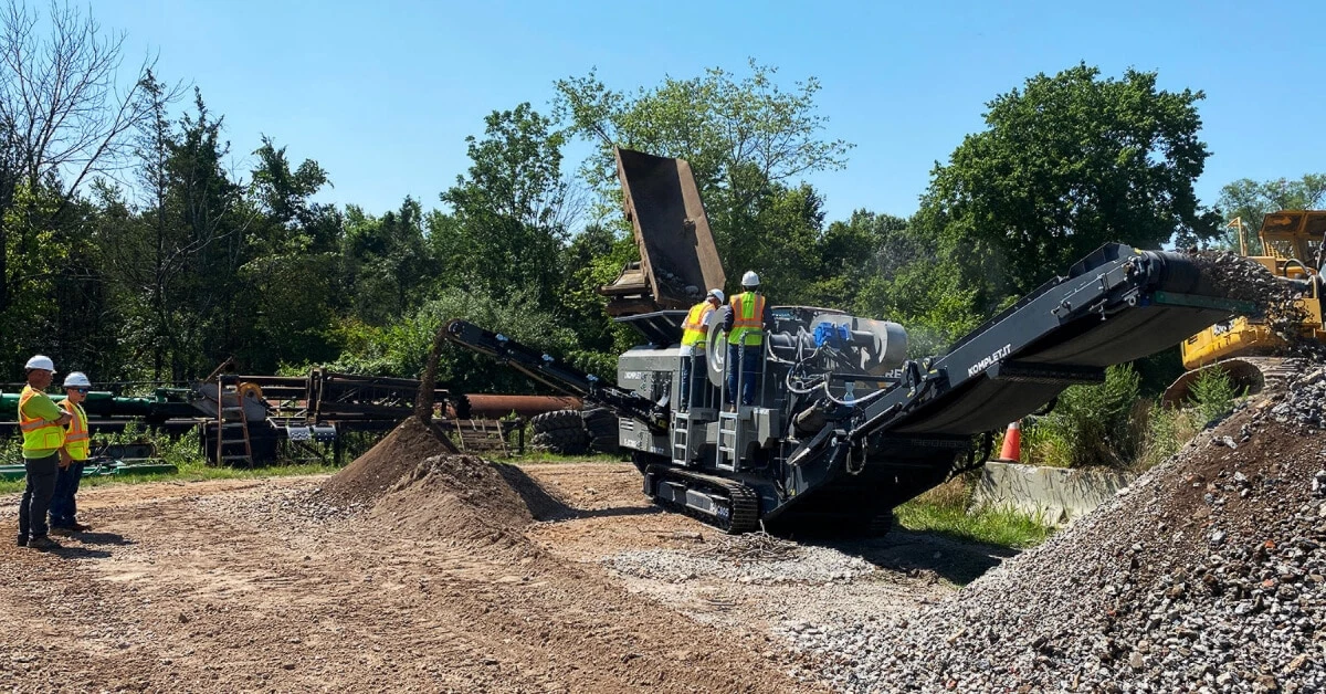 Komplet K-JC805 mobile jaw crusher crushing concrete debris for on-site demolition and recycling operations.