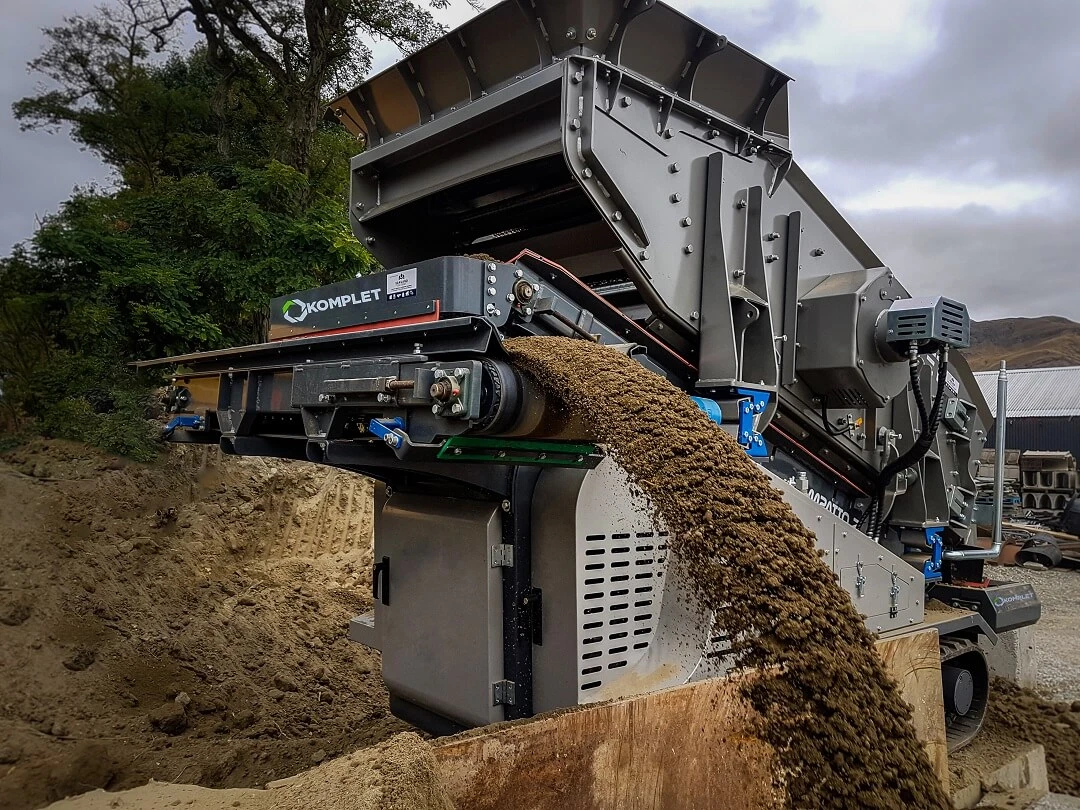 Komplet Kompatto 221 mini mobile vibrating screener used for soil, aggregate, and material separation.