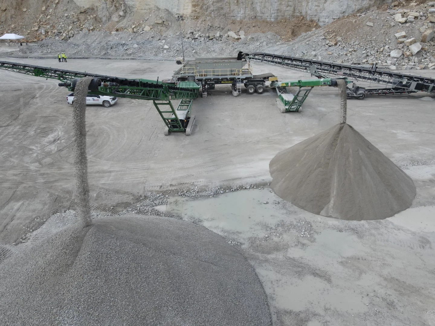 Conveyor stacker discharging gravel to form large aggregate stockpiles in a quarry, demonstrating high-capacity material handling performance.Conveyor stacker discharging gravel to form large aggregate stockpiles in a quarry, demonstrating high-capacity material handling performance.