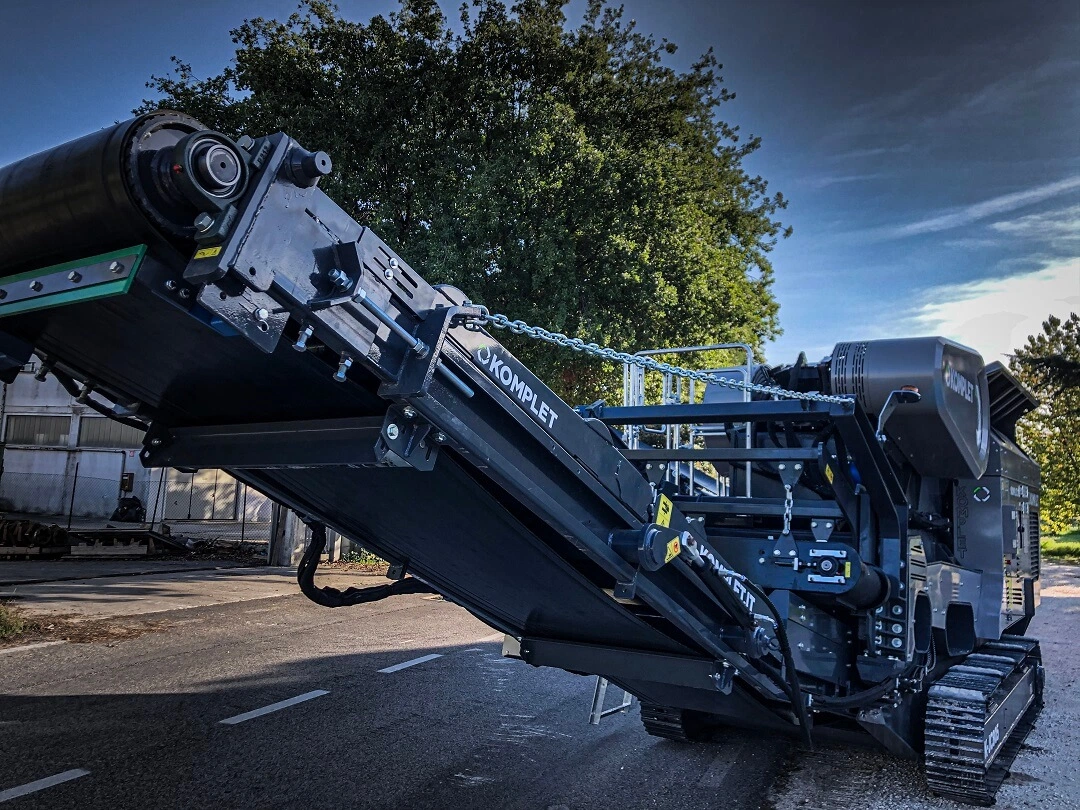Komplet K-JC805 compact mobile jaw crusher with tracked chassis and discharge conveyor, designed for on-site concrete and demolition recycling.