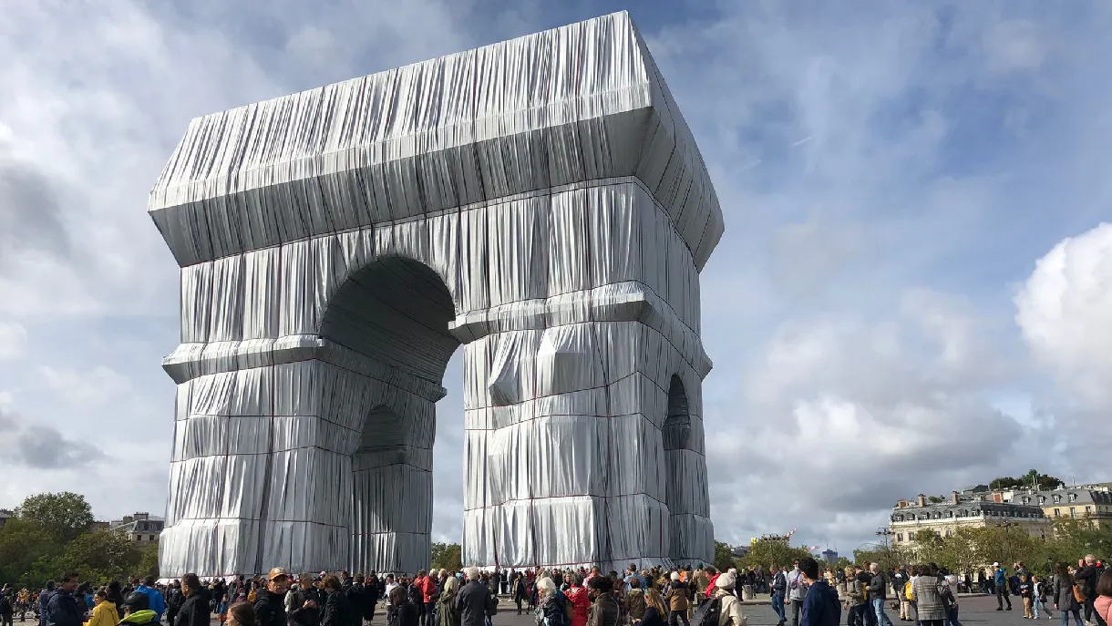 L'Arc de Triomphe, Wrapped | Time-lapse