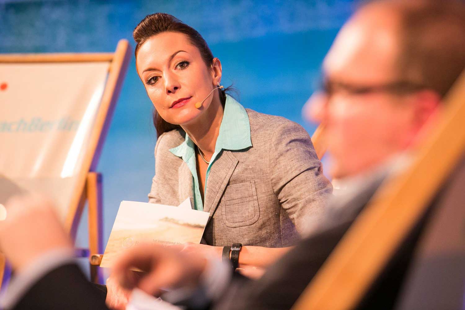 Moderatorin Helena Felixberger für Podiumsdiskussion mit professioneller Leitung