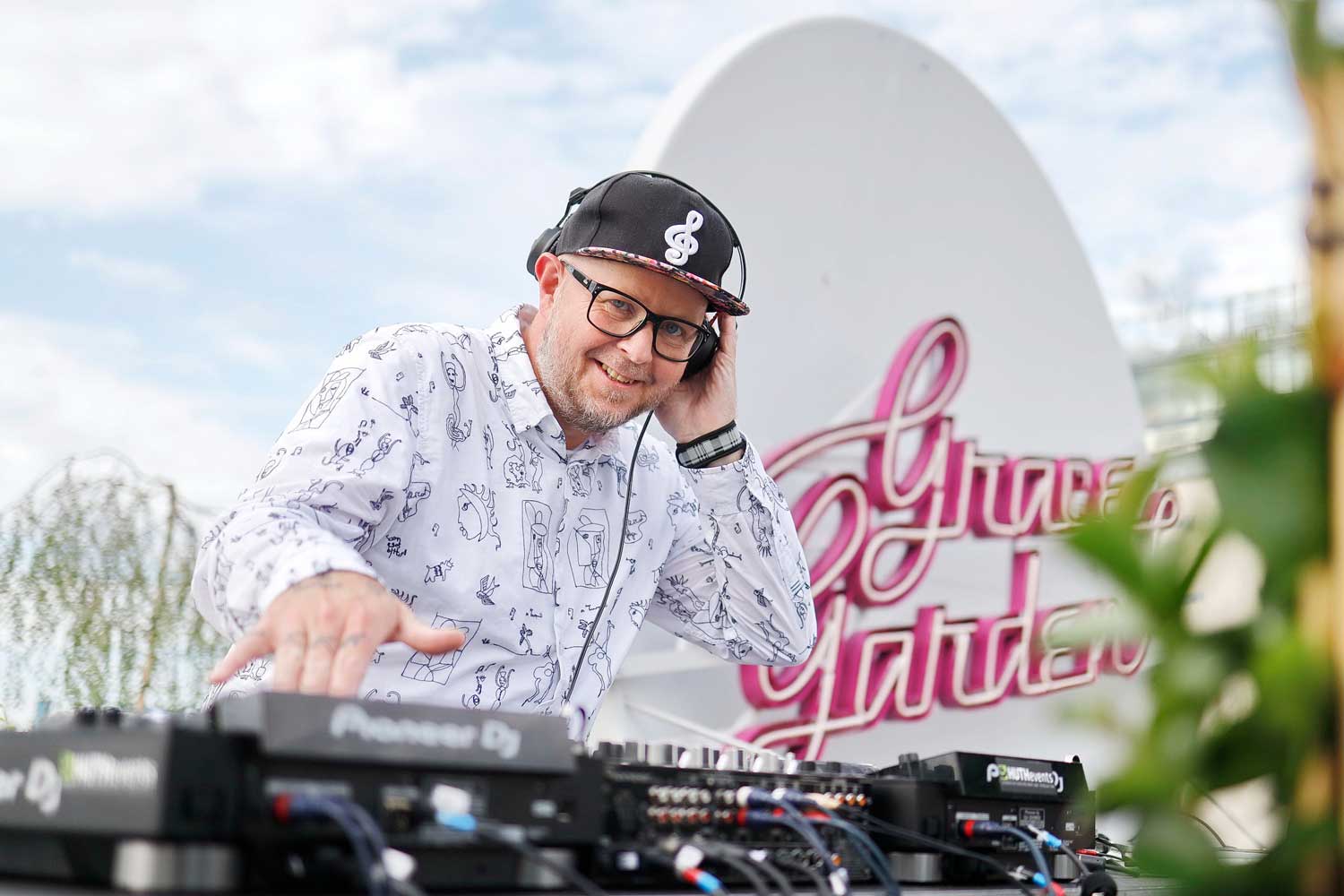 DJ Sänger Percussionist Jay Walking legt auf einer Rooftoparty