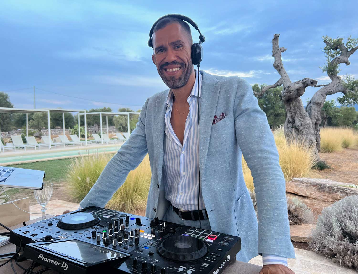 Hochzeits DJ Julian Smith begleitet deine Hochzeit, von der Trauung bis zur Party