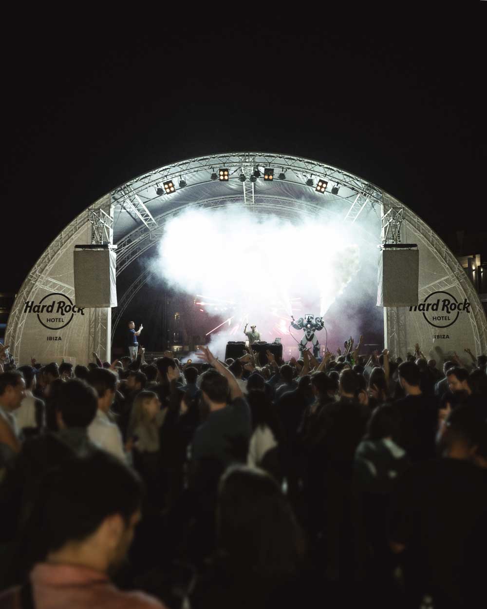 DJ TAY auf einer großen Festivalbühne