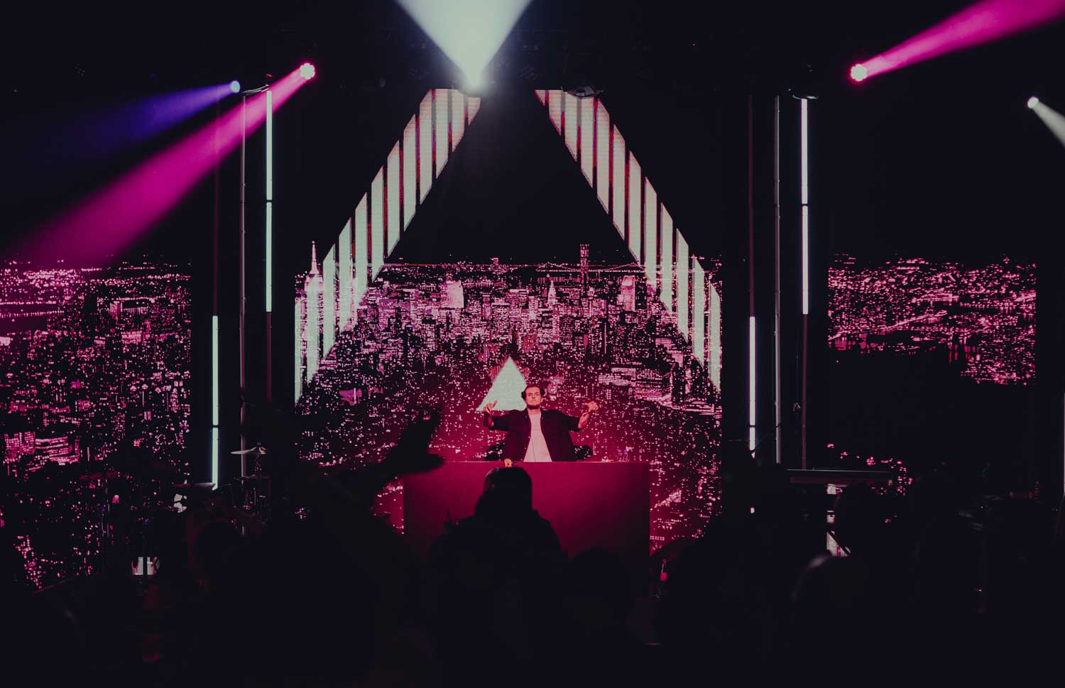 DJ TAY begeistert als Event DJ auf einem Firmenevent ein großes Publikum