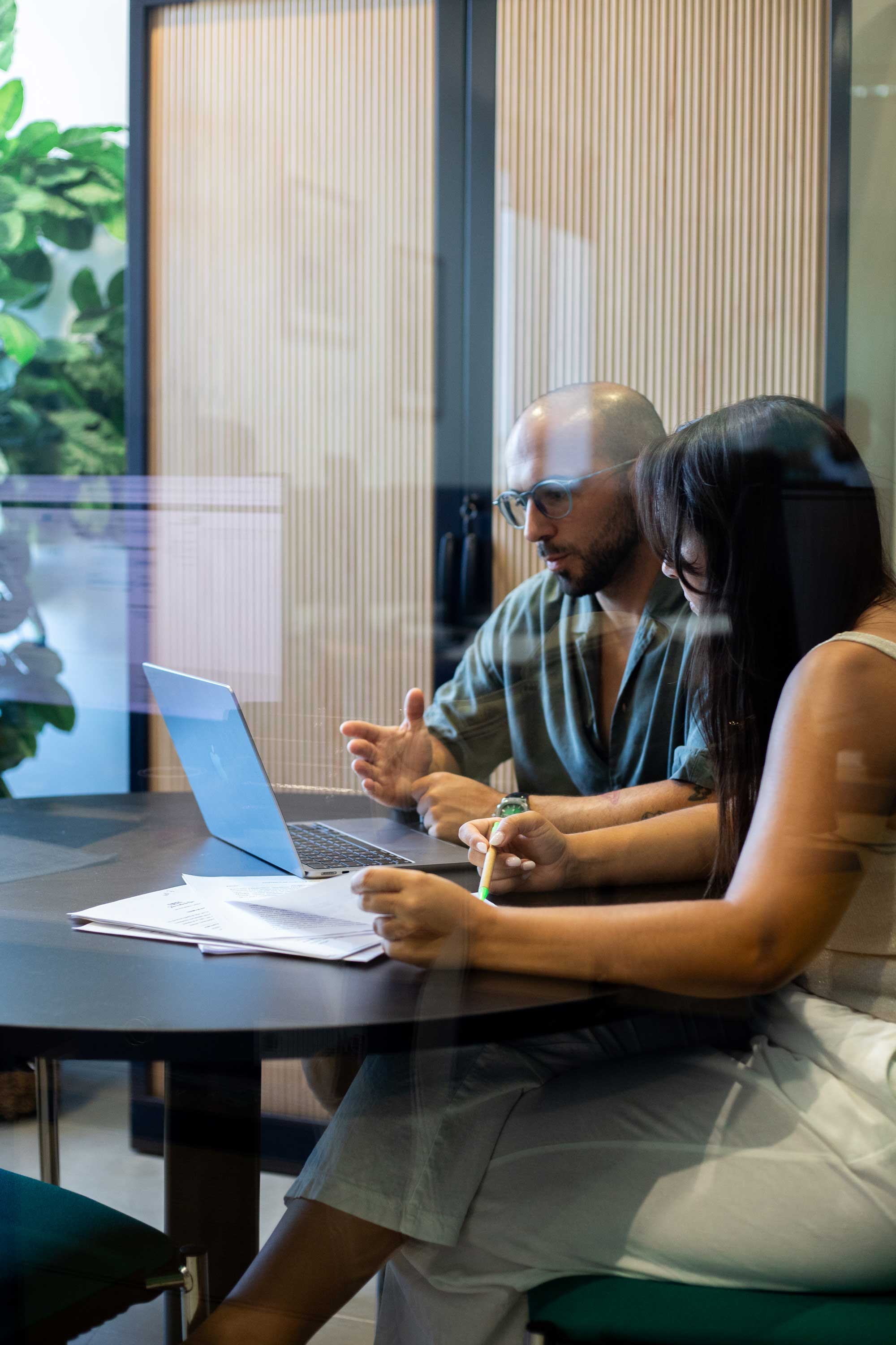 Dois trabalhodores a discutir novas soluções para uma empresa