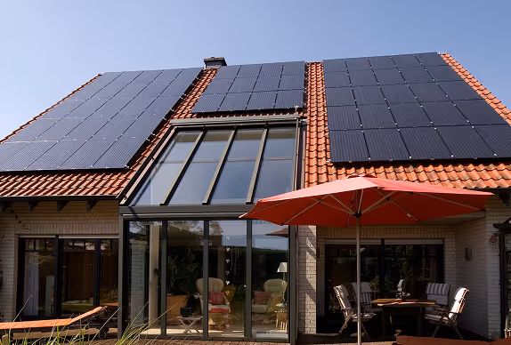 große Aufdach-Anlage PV