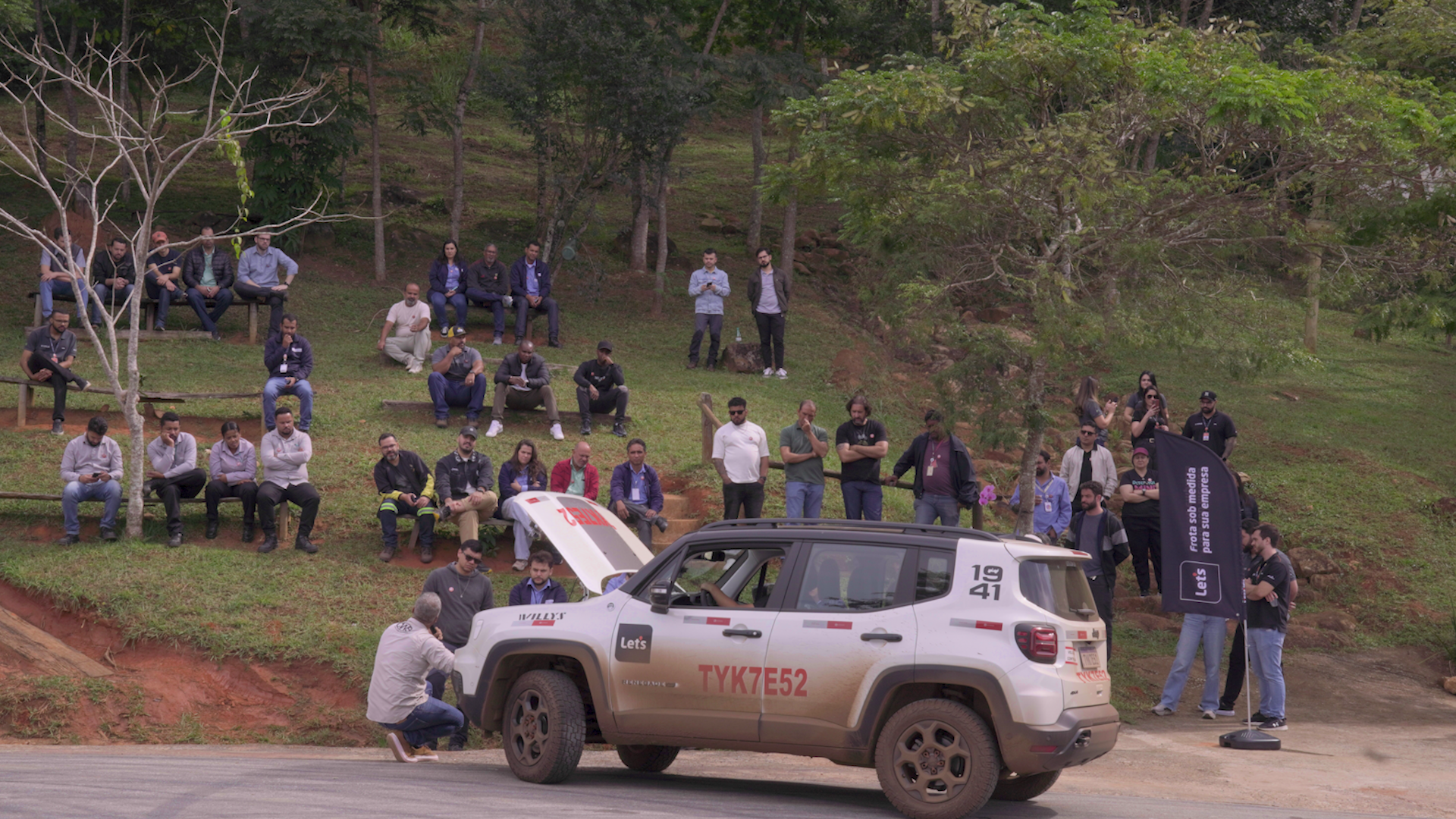 Participantes acompanhando a demonstração 4x4 em campo