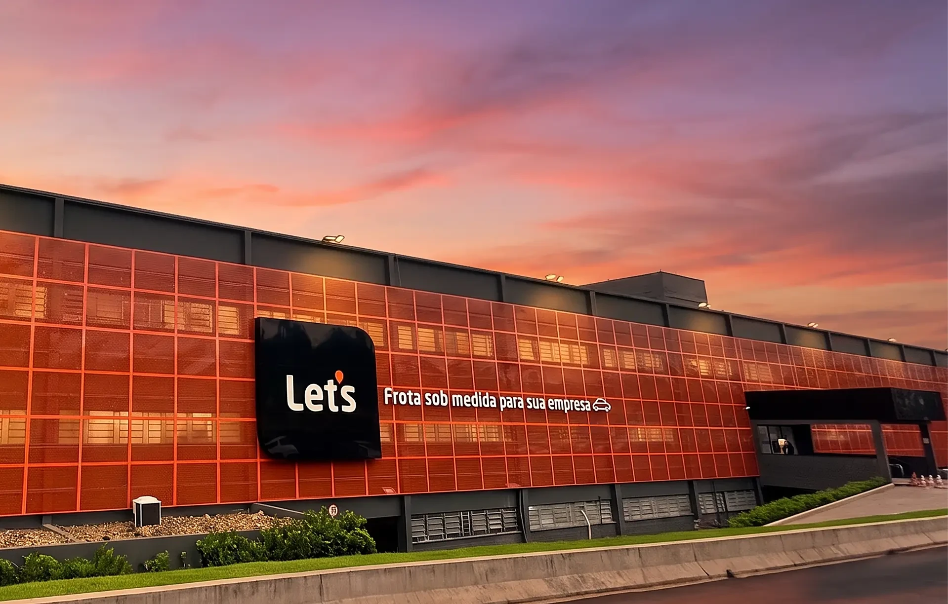 Fachada da sede da Let's ao entardecer