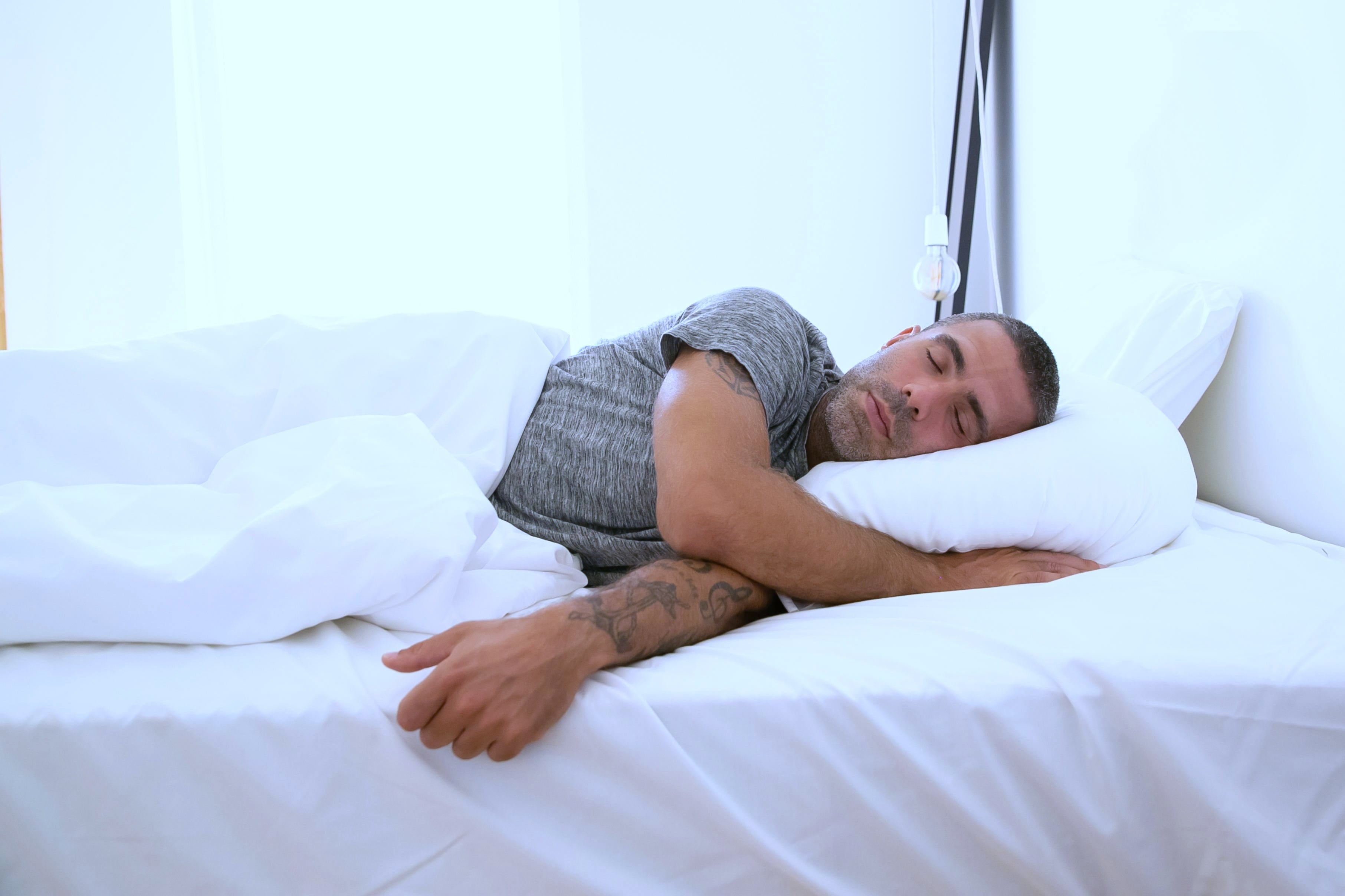 Un homme qui dort dans son lit