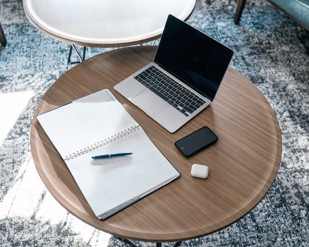 Ordinateur et cahier poser sur une table basse