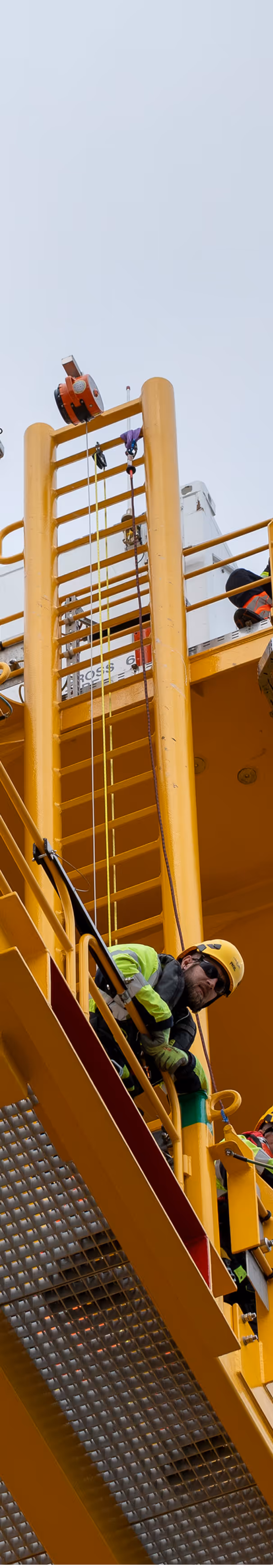 Personne en hauteur dans une infrastructure