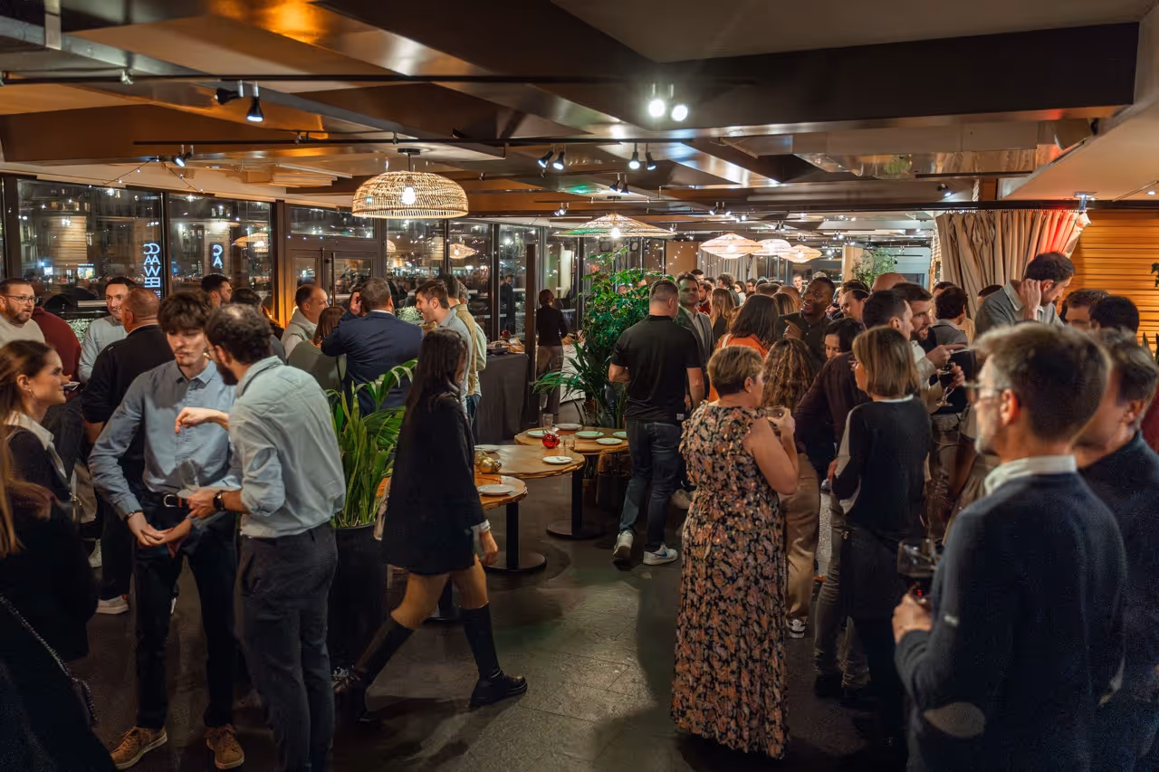 Groupe de personnes dans un soirée corporate