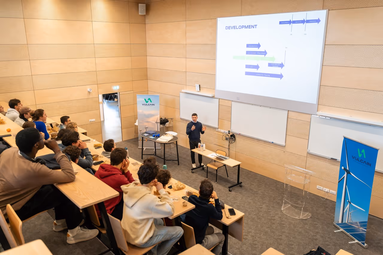 Étudiants suivant une présentation Vulcain