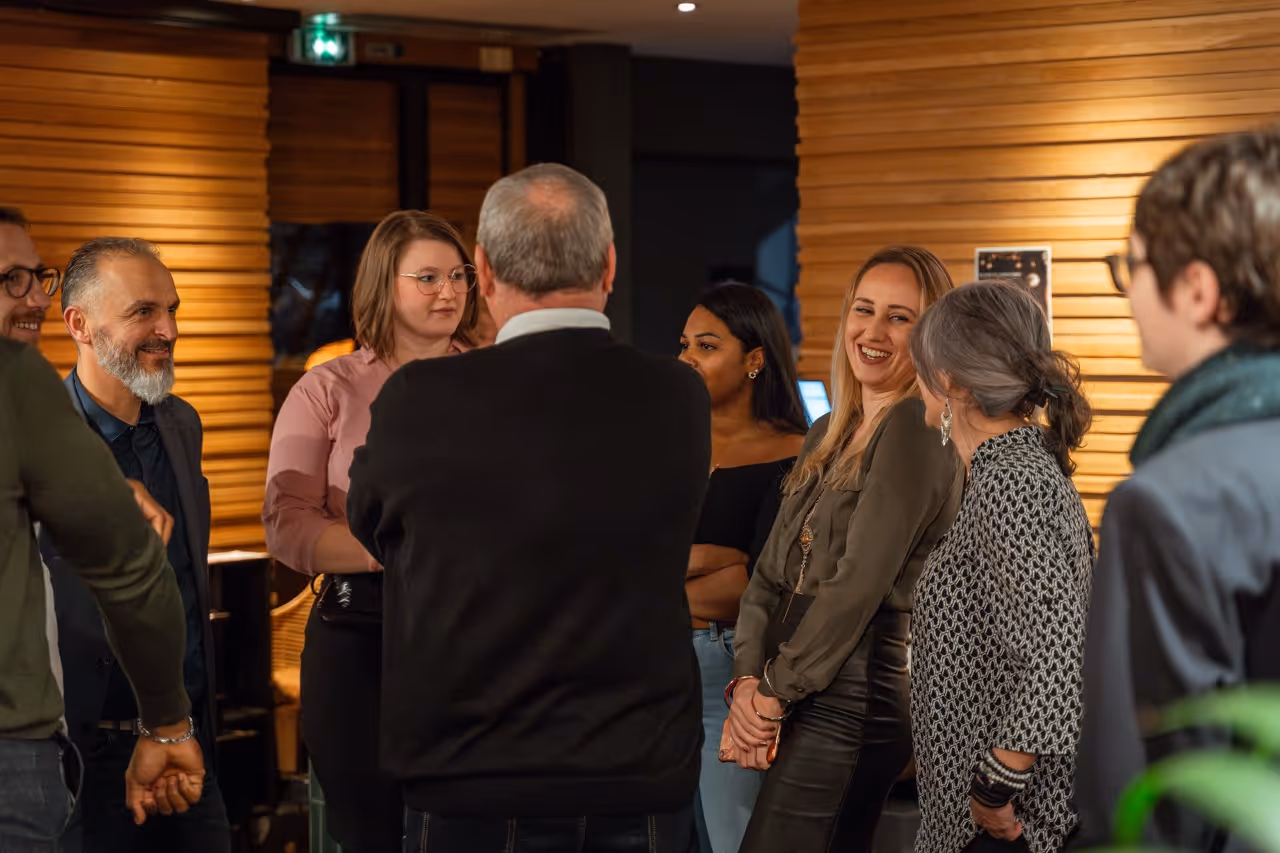 Groupe de personnes en train de discuter