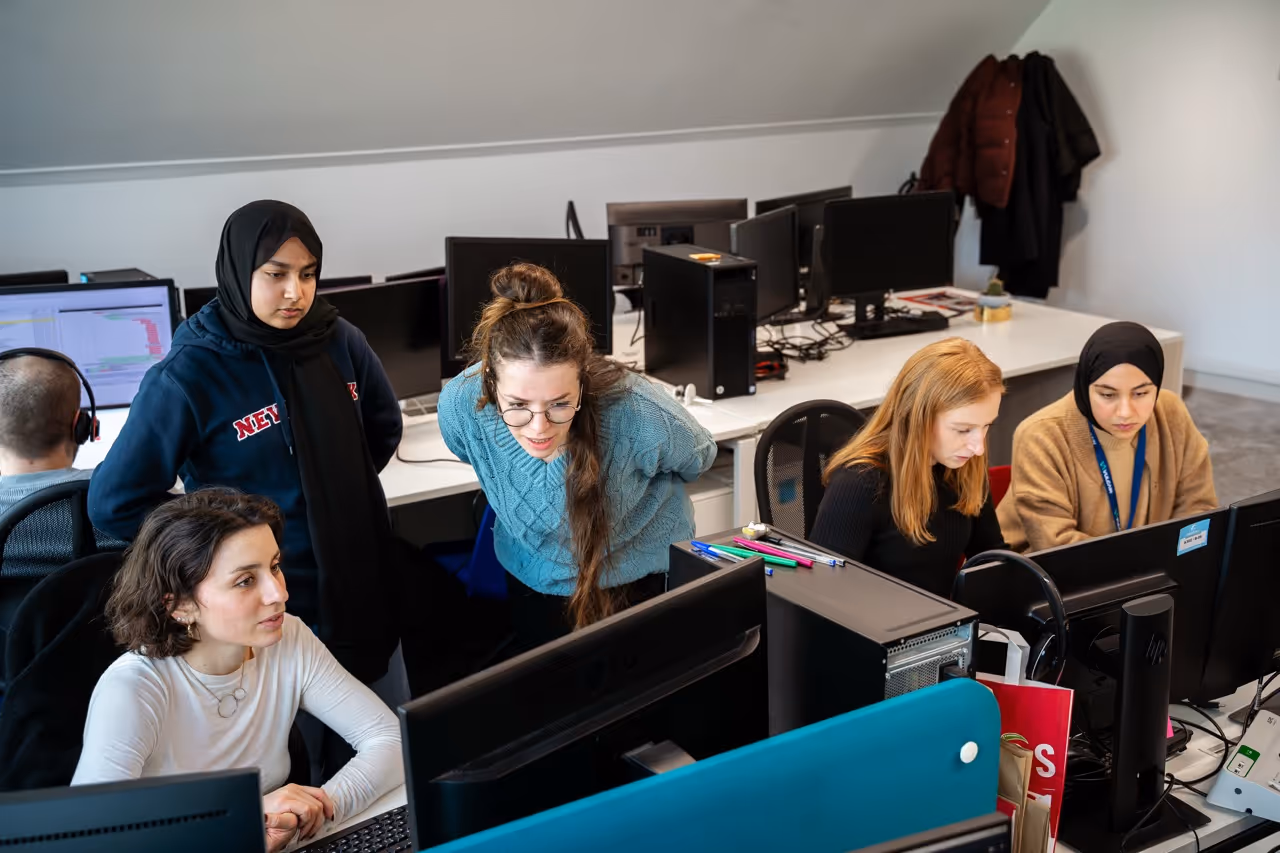 Groupe de personnes travaillant