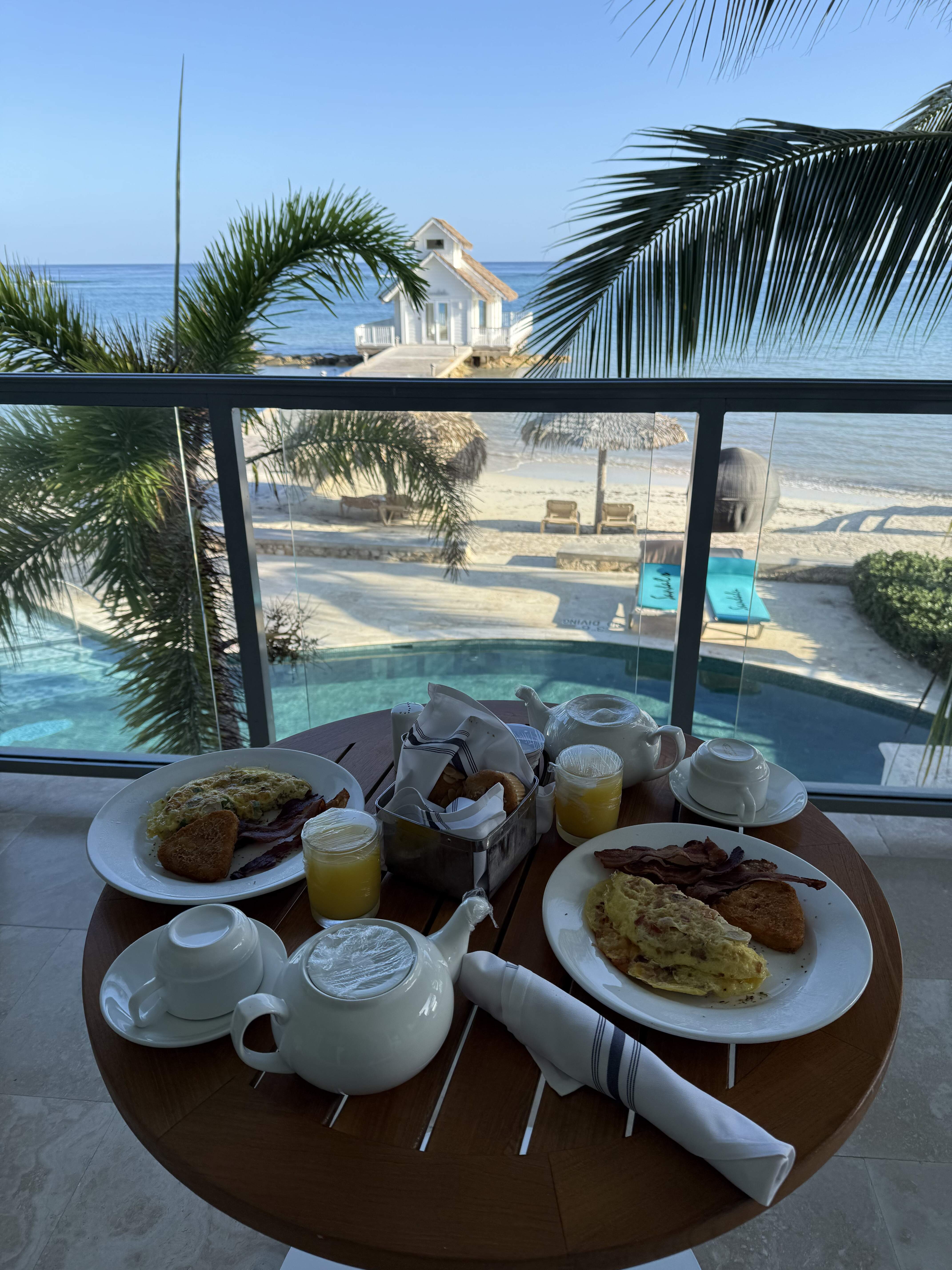 Breakfast in front of a Jamaican beach