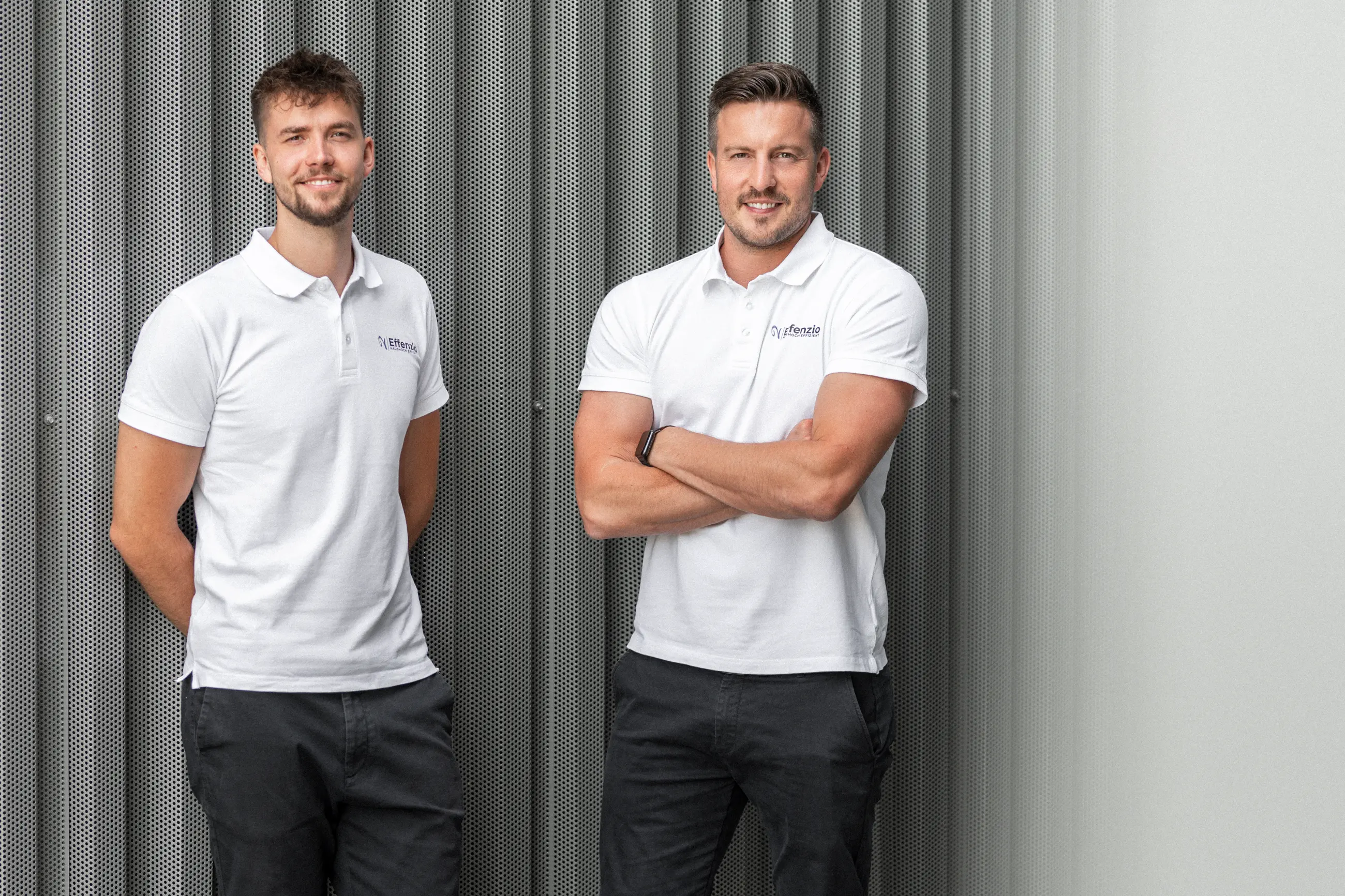 Maximilian und Jan an eine Wand gelehnt