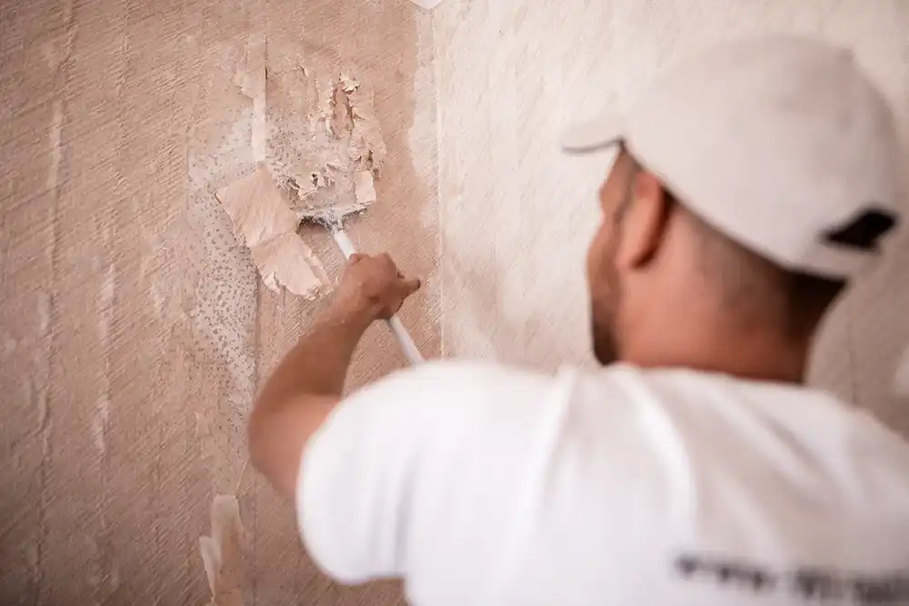 Mann beim Trockenbau