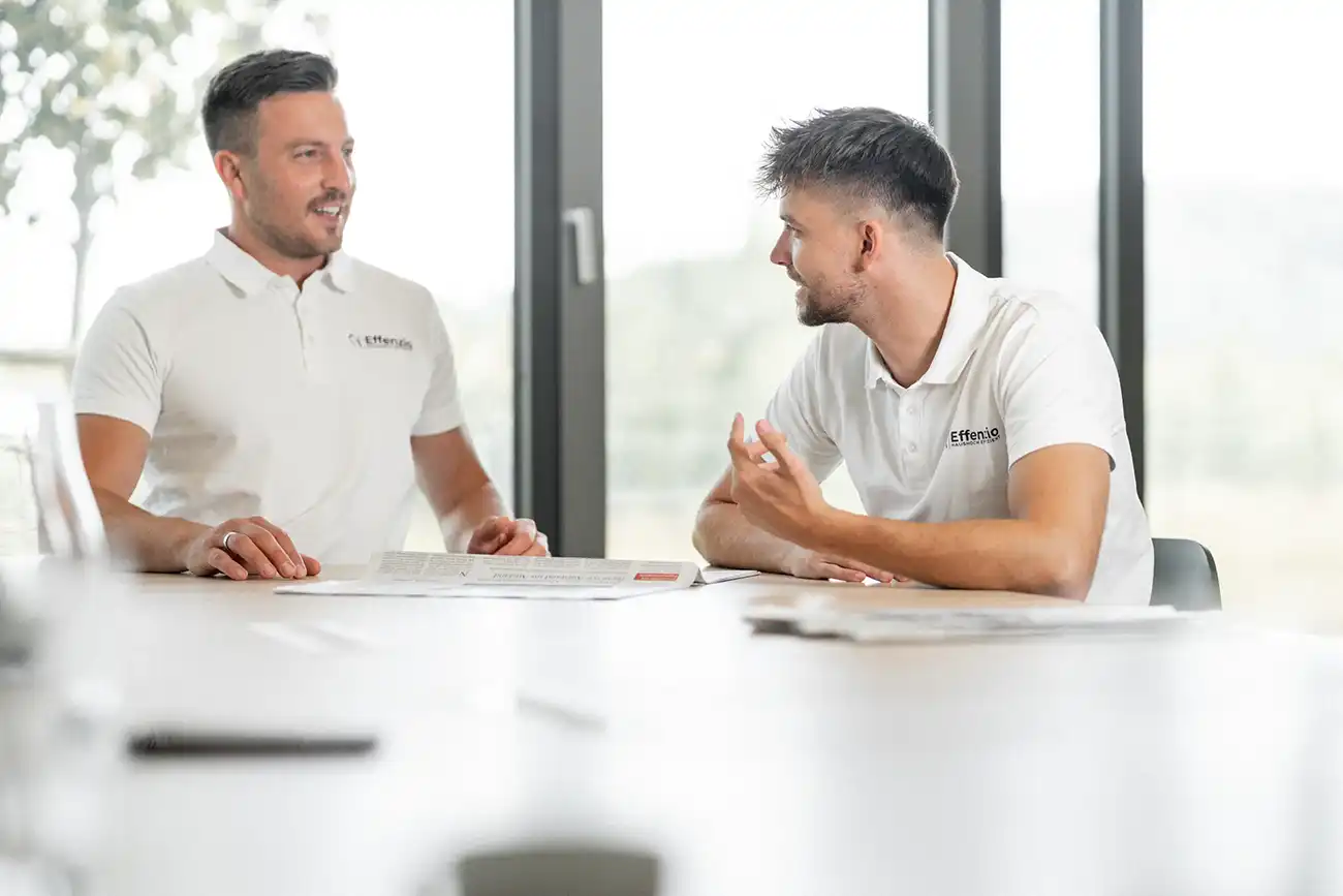 Jan und Max unterhalten sich am Tisch