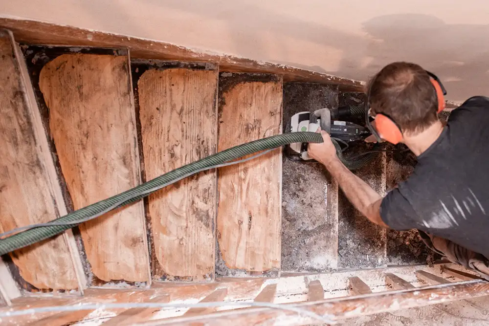 Mann arbeitet an einer Treppe