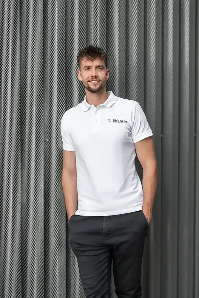 Maximilian Kempf an eine Wand gelehnt