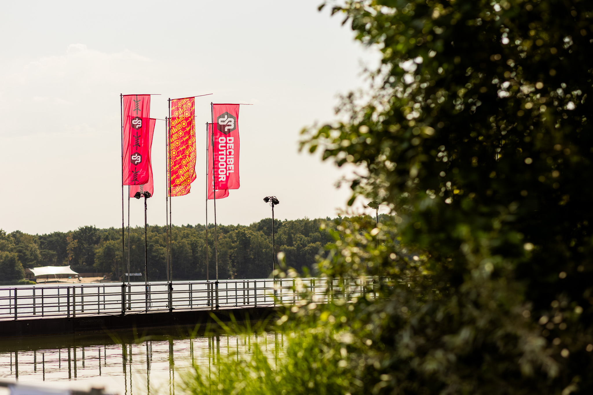 Vlaggen op het ponton bij decibel 