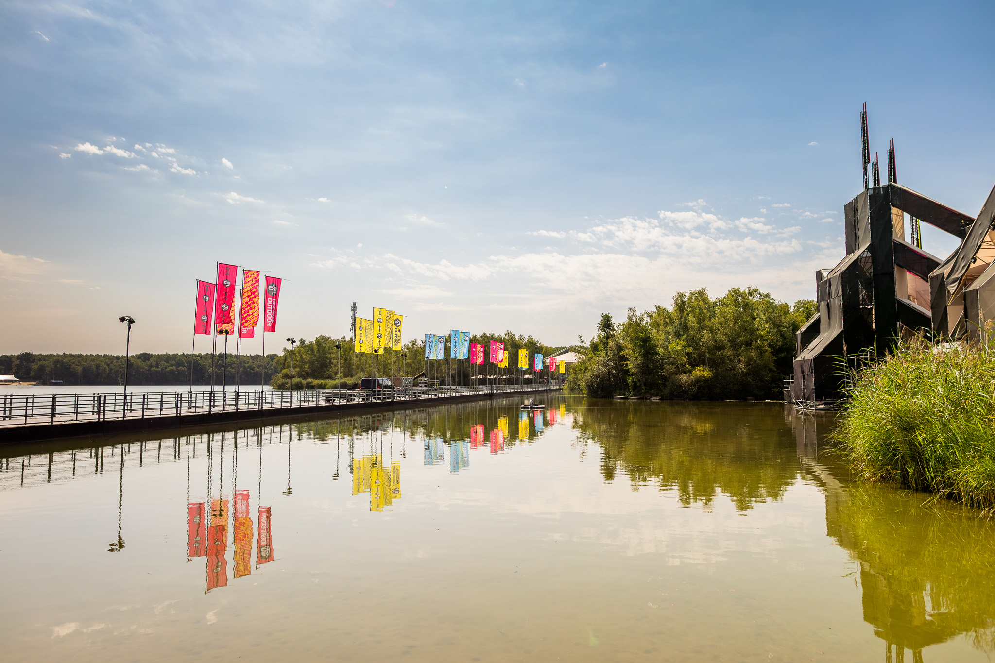 vlaggen bij de achterkant van het podium op decibel 2025