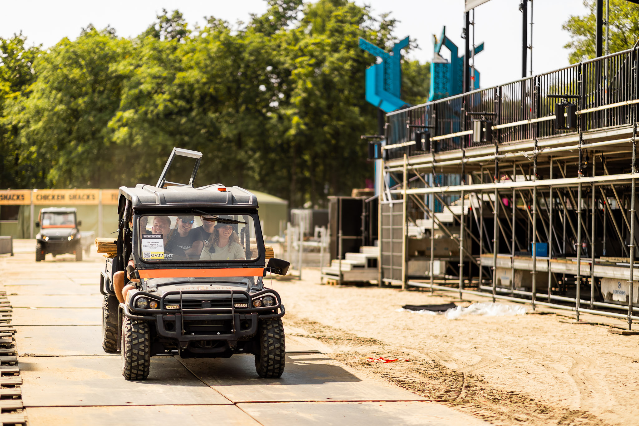 Ponton met vlaggen waar onze auto nog op geparkeerd staat. 