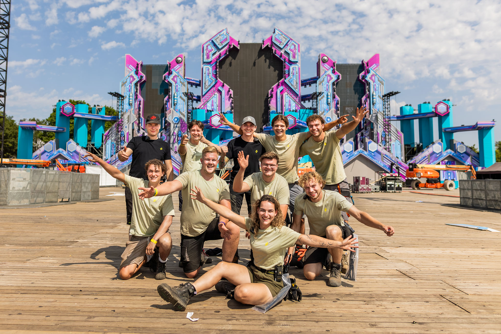 Groepsfoto vanuit een rijdende gator richting een nieuwe plek op het terrein