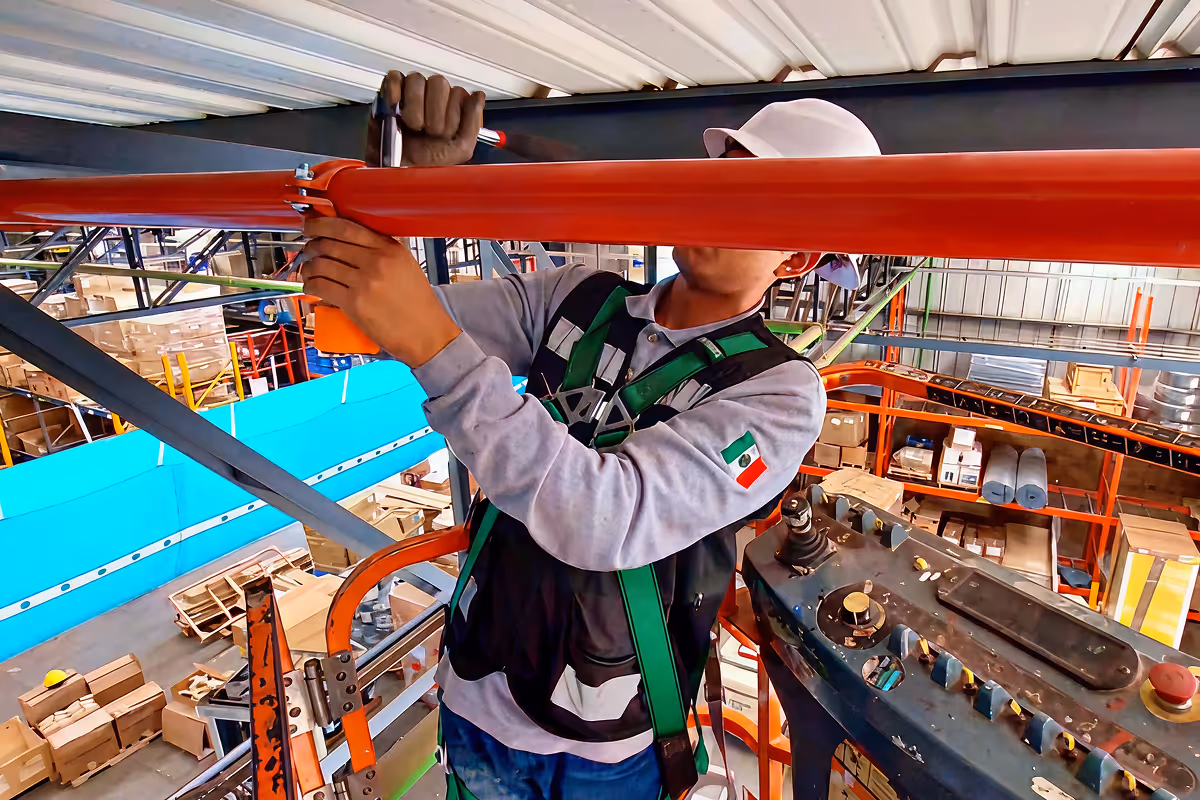 Trabajador de ICISI instalando sistema contra incendios
